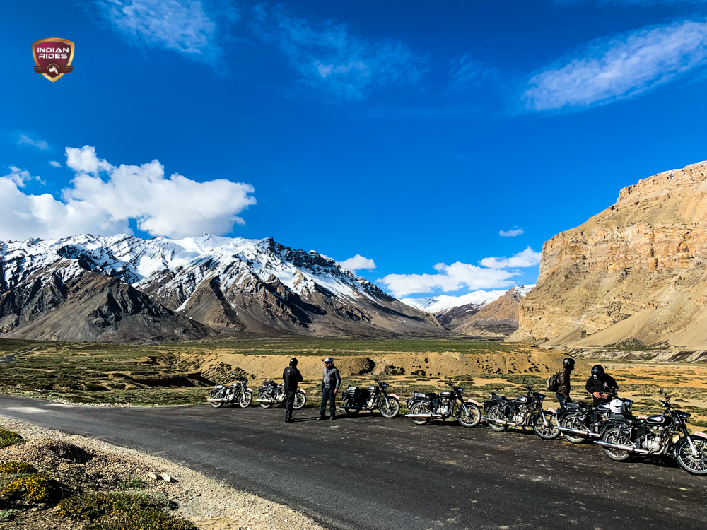 Les motards à l'arrêt, pour emprunter les routes les plus aventureuses de l'Himalaya en Inde sur Royal Enfield, voyages moto à moto