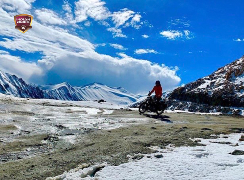 Un motard lors d'un voyage aventureux à moto en Trans-Himalaya, Un voyage à Leh Ladakh sur Royal Enfield - voyage moto au Himalaya