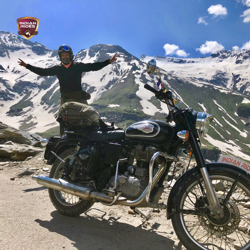 Un motard profitant de la vue sur le voyage vers l'Himalaya indien sur une moto, voyage moto Ladakh, 2023